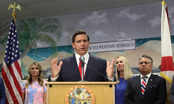 El Gobernador de Florida Ron DeSantis durante una conferencia de prensa el 07 de octubre de 2019 en Fort Lauderdale, Florida. (Joe Raedle/Getty Images)