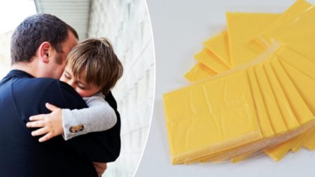 Extraño desafío del «Cheesed Challenge» hace que los papás le tiren queso en la cara a sus bebés