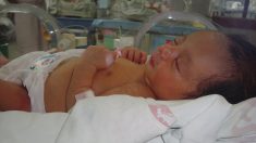 Madre da a luz a una niña sana mientras lucha contra el virus del PCCh en estado de coma inducido