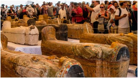Una gran misión arqueológica en Egipto descubre 20 sarcófagos intactos