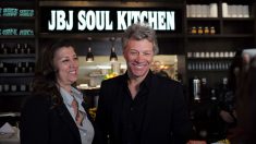 Bon Jovi y su esposa tienen 2 restaurantes donde las personas necesitadas deciden si quieren pagar