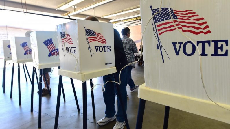 Los votantes emitieron su voto en una mesa electoral en Alhambra, California, el 4 de noviembre de 2014. (Frederic J. Brown/AFP/Getty Images)