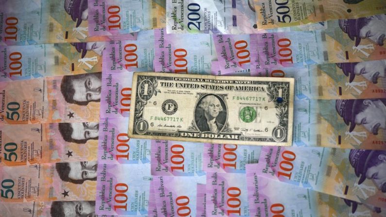 Esta fotografía muestra bolívares venezolanos y un dólar estadounidense en Caracas el 28 de enero de 2019. (YURI CORTEZ/AFP/Getty Images)
