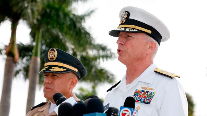 El almirante de la Marina de los EE. UU. Craig S. Faller, comandante del Comando Sur de los EE. UU. (der) y Comandante General de las Fuerzas Militares de Colombia, el General de Ejército Luis Navarro Jiménez (izq) en el Comando Sur en Miami, Florida, el 20 de febrero de 2019. (RHONA WISE / AFP / Getty Images)