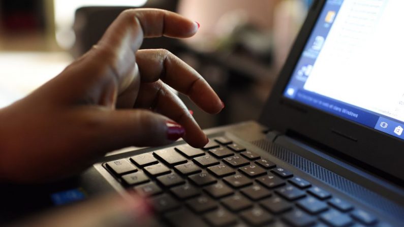 Foto de archivo de una mujer utilizando una computadora portátil. (ISSOUF SANOGO/AFP/Getty Images)