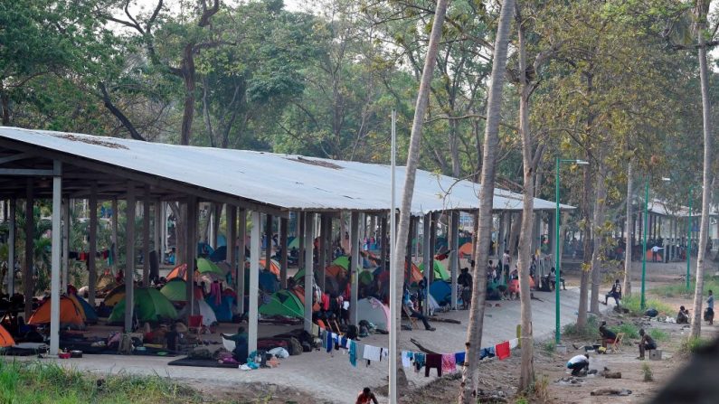 Vista del parque 'Feria Mesoamericana' utilizado como refugio por migrantes de África, India y Haití en Tapachula, Chiapas, sur de México, el 28 de abril de 2019. (ALFREDO ESTRELLA/AFP vía Getty Images)
