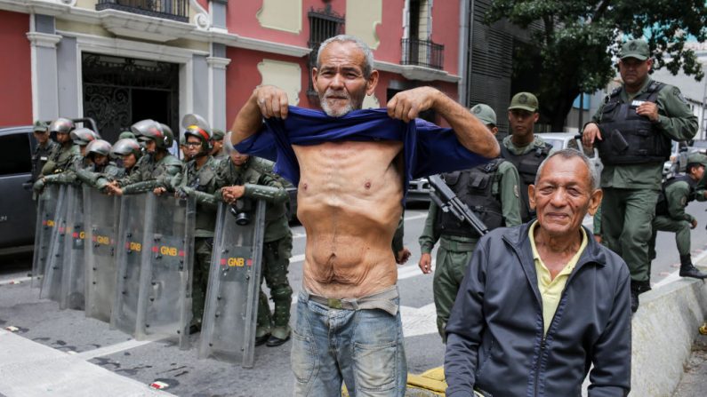 Extrabajadores del sector petrolero se manifiestan exigiendo una reunión con la Alta Comisionada de las Naciones Unidas para los Derechos Humanos, la chilena Michelle Bachelet, en Caracas, Venezuela, el 20 de junio de 2019. (CRISTIAN HERNANDEZ/AFP/Getty Images)