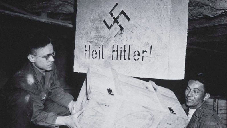 Soldados estadounidenses descargan cajas de arte tomados de judíos por los nazis y almacenados en las minas de sal de Heilbronn en Alemania el 3 de mayo de 1945. (Hulton Archive/Getty Images)
