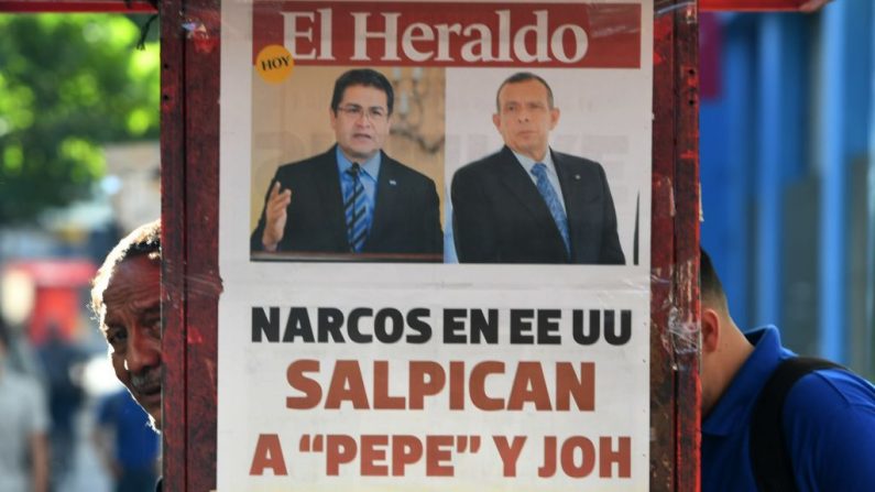 La primera plana del periódico hondureño El Heraldo con las fotos del presidente hondureño Juan Orlando Hernández y del expresidente Porficio Lobo en Tegucigalpa, el 4 de agosto de 2019. (ORLANDO SIERRA/AFP/Getty Images)
