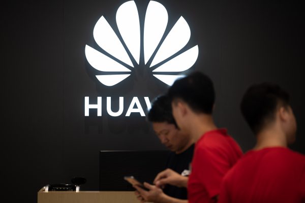 Los empleados trabajan en una tienda Huawei en Dongguan, China, el 9 de agosto de 2019. (Fred DufourAFP/Getty Images)
