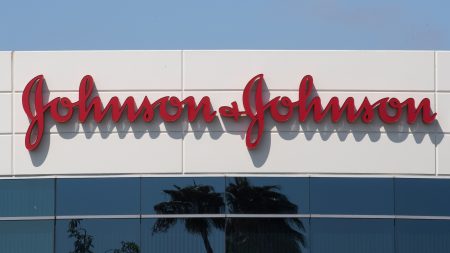 Johnson & Johnson pagará $8.000 millones a hombre que afirma haber desarrollado “senos” por medicamento