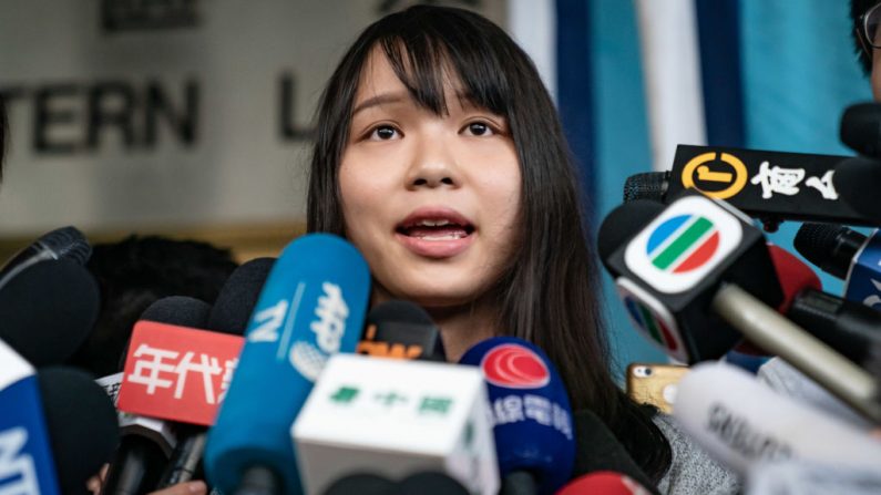 La destacada activista de Hong Kong Agnes Chow habla con miembros de los medios de comunicación de los Tribunales de Magistrados del Este después de haber sido arrestada y liberada bajo fianza el 30 de agosto de 2019 en Hong Kong, China. (Anthony Kwan/Getty Images)