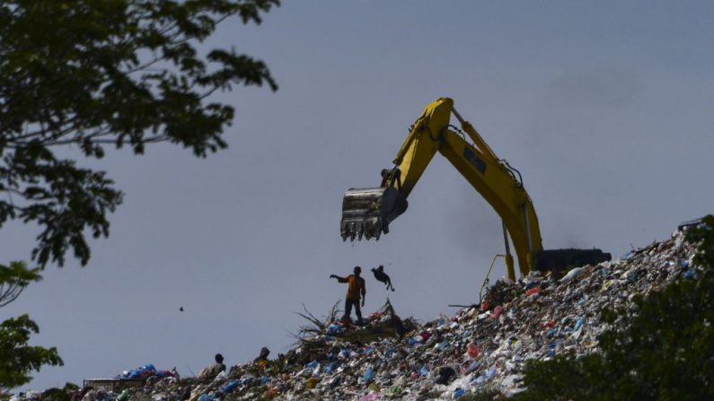 Una excavadora excava un vertedero de basura. (CHAIDEER MAHYUDDIN/AFP/Getty Images)
