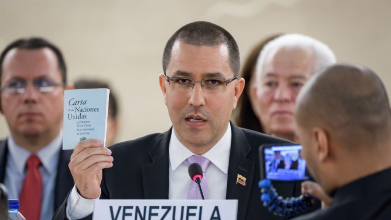El Ministro de Relaciones Exteriores del régimen de Venezuela, Jorge Arreaza, muestra la Carta de las Naciones Unidas durante su discurso ante el Consejo de Derechos Humanos de las Naciones Unidas el 12 de septiembre de 2019 en Ginebra. (FABRICE COFFRINI/AFP/Getty Images)
