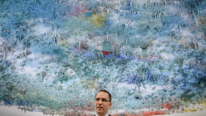 El Ministro de Relaciones Exteriores del régimen Venezuela, Jorge Arreaza, se marcha tras dirigirse al Consejo de Derechos Humanos de las Naciones Unidas el 12 de septiembre de 2019 en Ginebra. (FABRICE COFFRINI/AFP/Getty Images)
