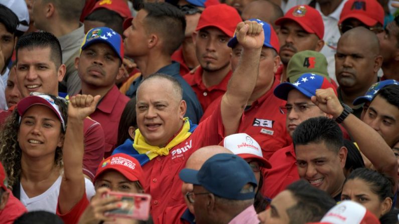 El presidente de la Asamblea Nacional Constituyente de Venezuela, Diosdado Cabello (C), levanta el puño durante un mitin para conmemorar el 11º aniversario de la fundación de la Juventud del Partido Socialista Unido de Venezuela (PSUV) en Caracas el 12 de septiembre de 2019. (FEDERICO PARRA/AFP/Getty Images)