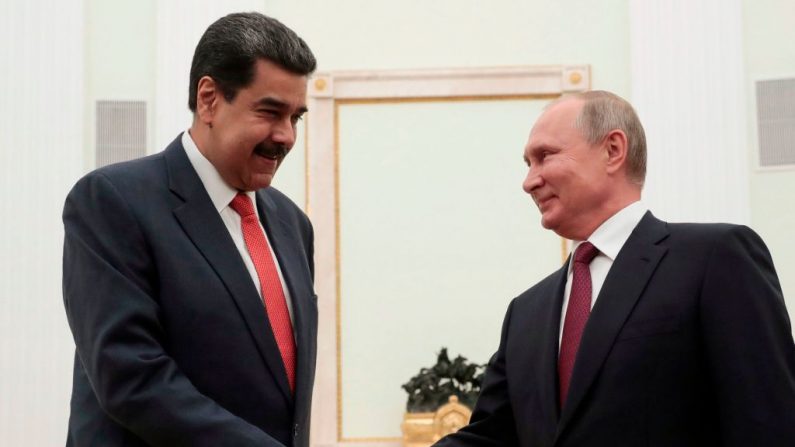 El mandatario ruso Vladimir Putin (der.) saluda al líder chavista venezolano Nicolás Maduro (izq.) durante una reunión en el Kremlin en Moscú el 25 de septiembre de 2019. (SERGEI CHIRIKOV/AFP/Getty Images)