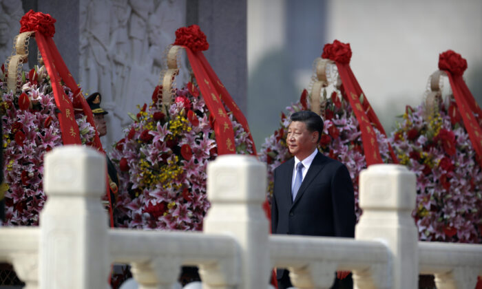 El mandatario chino Xi Jinping camina entre coronas de flores en el Monumento a los Héroes del Pueblo durante una ceremonia en la Plaza Tiananmen en Beijing, el 30 de septiembre de 2019. (Mark Schiefelbein - Pool/Getty Images)
