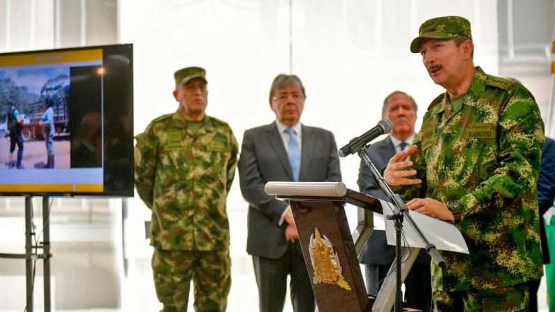 El Comandante del Ejército colombiano Nicacio Martínez (der) habla junto al Ministro de Defensa colombiano Guillermo Botero (2-der) y al Ministro de Relaciones Exteriores Carlos Holmes Trujillo (2-izq) durante una conferencia de prensa sobre la presencia de guerrilleros del ELN en territorio venezolano en Bogotá el 30 de septiembre de 2019. (RAUL ARBOLEDA/AFP/Getty Images)