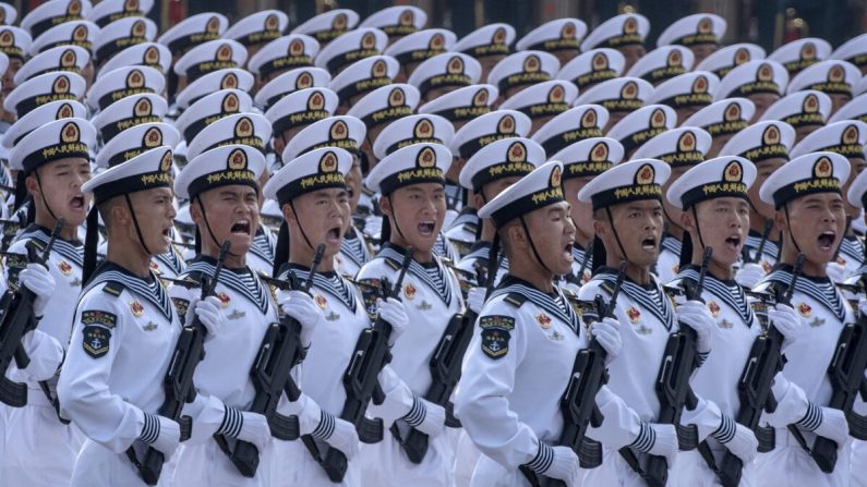 Marineros de la armada china marchan en formación durante un desfile para celebrar el 70 aniversario de la fundación de la República Popular de China en la Plaza Tiananmen en 1949 en Beijing, China, el 1 de octubre de 2019. (Kevin Frayer/Getty Images)