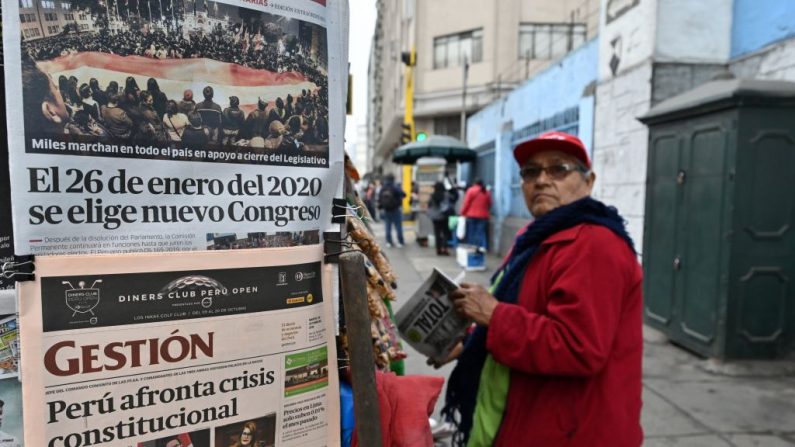 Quiosco exhibe portadas de periódicos en Lima el 1 de octubre de 2019, un día después de que el presidente Martín Vizcarra disolviera el Congreso. (CRIS BOURONCLE/AFP/Getty Images)
