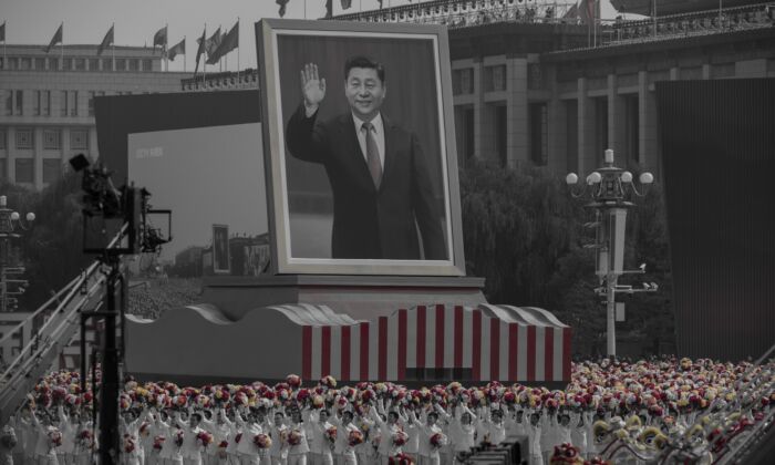 Un retrato gigante del líder chino Xi Jinping es transportado arriba de una carroza en un desfile para celebrar el 70 aniversario del gobierno del Partido Comunista Chino en la Plaza de Tiananmen en Beijing, China, el 1 de octubre de 2019. (Kevin Frayer/Getty Images)
