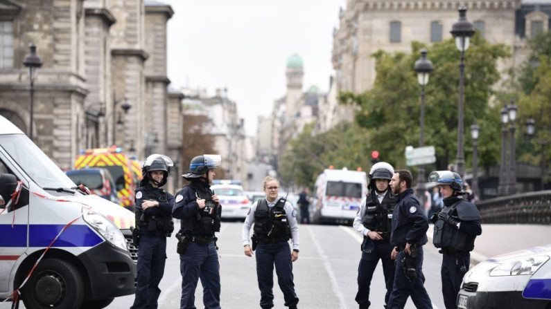 La policía bloquea la calle después de un ataque con cuchillo en la prefectura de policía de París el 3 de octubre de 2019. (MARTIN BUREAU/AFP vía Getty Images)
