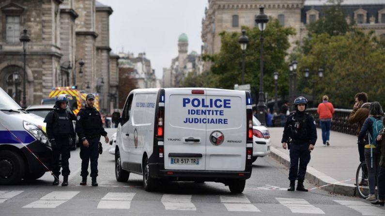 Imagen de archivo de un vehículo de la policía judicial que se dirige hacia la prefectura de policía de París después de que tres personas resultaran heridas en un ataque con cuchillo el 3 de octubre de 2019. (MARTIN BUREAU/AFP vía Getty Images)
