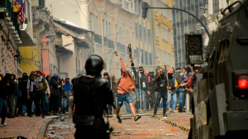 Manifestantes se enfrentan a la policía antidisturbios en el centro de Quito contra la política económica del gobierno del presidente ecuatoriano Lenin Moreno en relación con el acuerdo firmado en marzo con el Fondo Monetario Internacional (FMI), el 3 de octubre de 2019.  (RODRIGO BUENDIA/AFP vía Getty Images)
