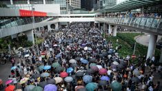 Ciudadanos de Hong Kong desafían la prohibición de las máscaras en una nueva protesta