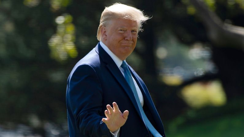 El presidente de Estados Unidos, Donald Trump, regresa a la Casa Blanca en Washington, DC, después de su visita anual al Centro Médico Militar Nacional Walter Reed, el 4 de octubre de 2019. (ANDREW CABALLERO-REYNOLDS/AFP via Getty Images)