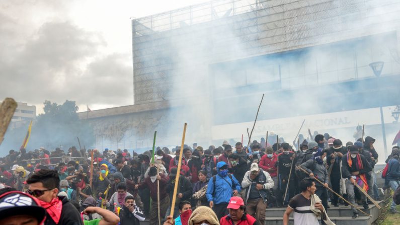 Manifestantes son dispersados de la Asamblea Nacional por la policía antidisturbios, en Quito, el 8 de octubre de 2019(. MARTIN BERNETTI/AFP vía Getty Images)
