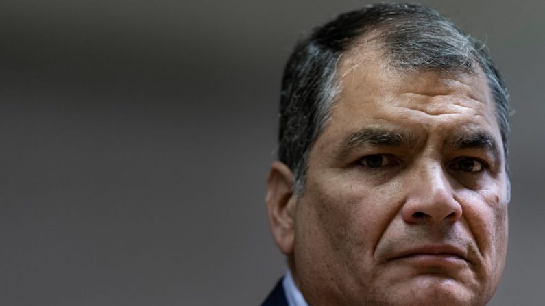 El expresidente de Ecuador (2007-2017) Rafael Correa da una conferencia de prensa en el Parlamento Europeo en Bruselas el 9 de octubre de 2019. (KENZO TRIBOUILLARD/AFP vía Getty Images)
