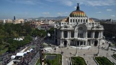 Multitud de fanáticos recibe a José José en Palacio de Bellas Artes de México