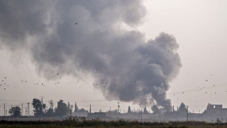 El humo se eleva desde la ciudad siria de Tal Abyad después de bombardeos turcos, en una foto tomada desde el lado turco de la frontera cerca de Akcakale, en la provincia de Sanliurfa, el 9 de octubre de 2019.  (BULENT KILIC/AFP a través de Getty Images)