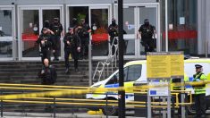 Policía antiterrorista investiga ataque con cuchillo en centro de Manchester
