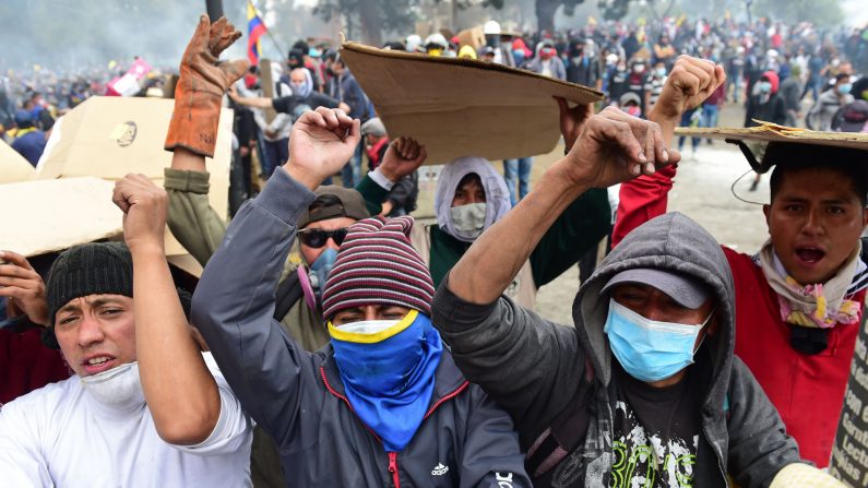 Los manifestantes gritan consignas durante el décimo día de una protesta por un aumento en el precio del combustible ordenado por el gobierno para garantizar un préstamo del FMI, en los alrededores de la Asamblea Nacional en Quito el 12 de octubre de 2019. (MARTIN BERNETTI/AFP via Getty Images)