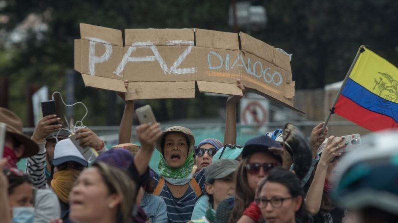 Un manifestante sostiene un cartel que dice "Paz y diálogo" mientras mujeres de diferentes partes de Ecuador marchan por las calles de Quito para pedir paz y derogar las medidas económicas tomadas por el presidente de Ecuador, Lenin Moreno, sobre 12 de octubre de 2019 en Quito (Jorge Ivan Castaneira Jaramillo/Getty Images)