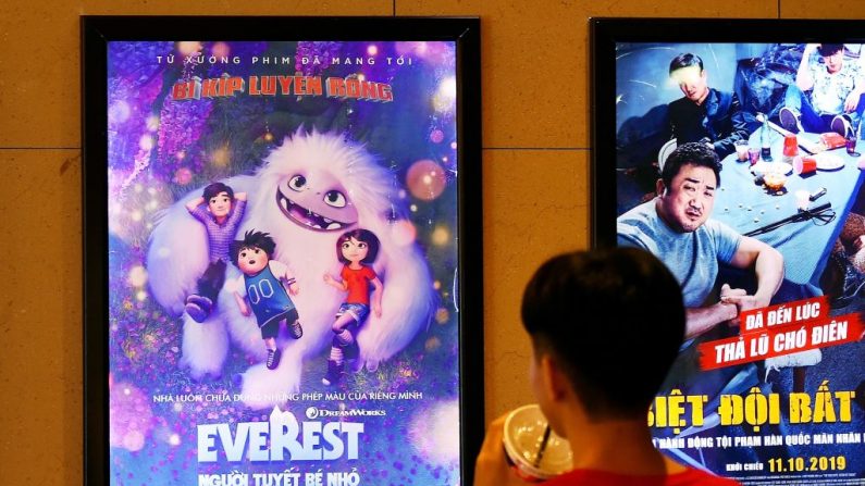 Un niño mira un póster de la película animada "Everest Nguoi Tuyet Be Nho", también conocida como "Abominable", en una sala de cine en Hanoi el 14 de octubre de 2019. (Nhac Nguyen / AFP a través de Getty Images)
