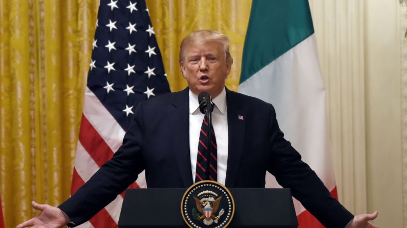 El presidente de Estados Unidos, Donald Trump, responde a las preguntas durante una conferencia de prensa conjunta con el presidente italiano Sergio Mattarella (no en la foto) en la Casa Blanca en Washington, DC, el 16 de octubre de 2019. (OLIVIER DOULIERY/AFP vía Getty Images)
