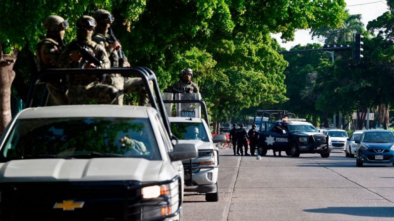 Soldados y policías patrullan los alrededores del palacio de gobierno en Culiacán, estado de Sinaloa, México, el 18 de octubre de 2019. (Alfredo Estrella/AFP vía Getty Images)