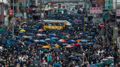 Hongkoneses marchan pese a las prohibiciones días después de la agresión a un destacado activista