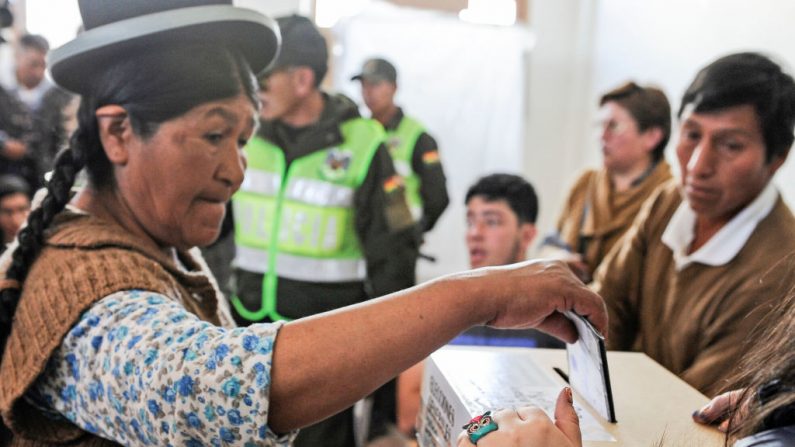 Una mujer aymara emite su voto durante las elecciones presidenciales, en La Paz, Bolivia, el 20 de octubre de 2019. (JORGE BERNAL / AFP a través de Getty Images)