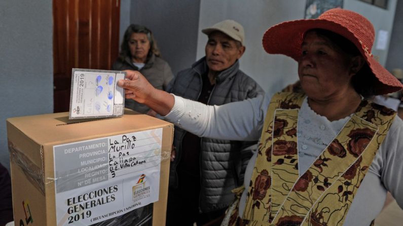 Una mujer indígena aymara emite su voto durante las elecciones presidenciales en La Paz, Bolivia, el 20 de octubre de 2019. (JORGE BERNAL/AFP vía Getty Images)
