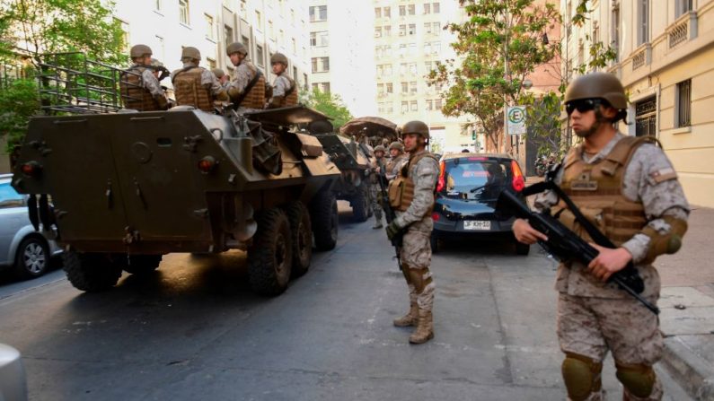 Soldados chilenos vigilan las calles de Santiago de Chile el 21 de octubre de 2019. (MARTIN BERNETTI/AFP vía Getty Images)
