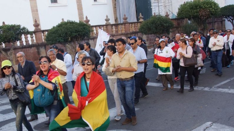 El pueblo protesta contra el Tribunal Electoral Departamental, tras los resultados de las elecciones, en Sucre, Bolivia, el 22 de octubre de 2019. (JOSE LUIS RODRIGUEZ/AFP vía Getty Images)