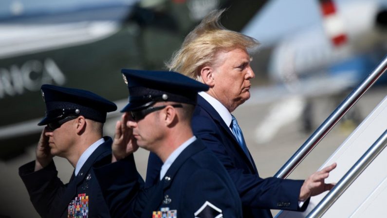 El presidente de Estados Unidos Donald Trump aborda el Air Force One en la base conjunta Andrews en Maryland el 23 de octubre de 2019, mientras viaja a Pittsburgh, Pennsylvania. (BRENDAN SMIALOWSKI/AFP vía Getty Images)
