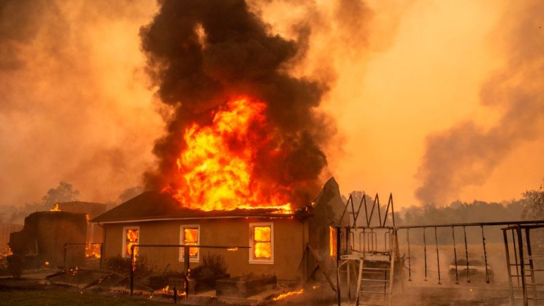 Una casa arde en un viñedo durante el incendio de Kincade cerca de Geyserville, California, el 24 de octubre de 2019. (JOSH EDELSON/AFP vía Getty Images)
