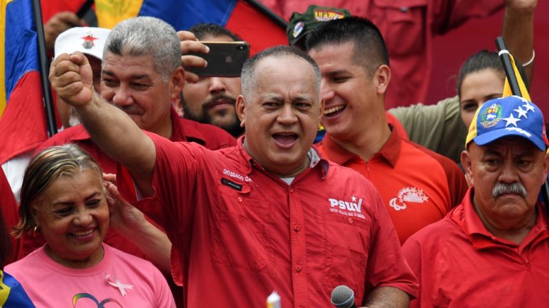 El presidente de la Asamblea Nacional Constituyente venezolana, Diosdado Cabello (C), participa en una marcha en Caracas, el 24 de octubre de 2019. (YURI CORTEZ/AFP vía Getty Images)
