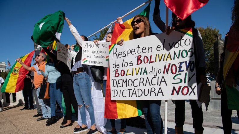 Partidarios de la oposición boliviana se manifiestan fuera de la sede de la Organización de Estados Americanos (OEA) donde el Ministro de Relaciones Exteriores de Bolivia se dirigía a una reunión del Consejo Permanente de la OEA en Washington, DC, el 24 de octubre de 2019. NICHOLAS KAMM / AFP a través de Getty Imágenes)